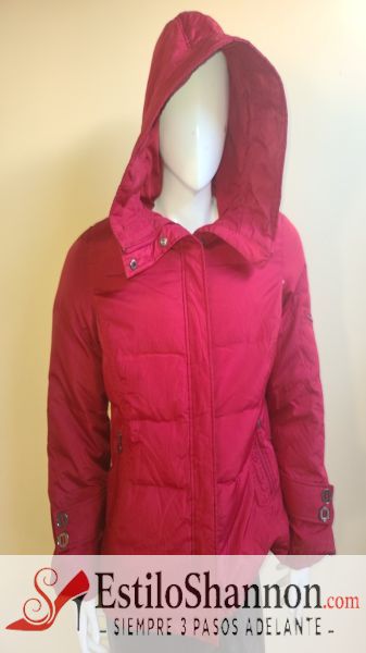 121432 Chamarra de Mujer con Gorro Rojo